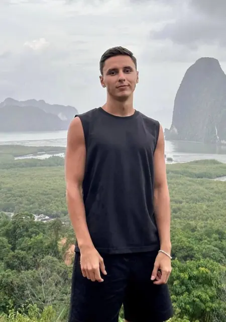 Александр из Дубая, мне 26, познакомлюсь для открытые отношения