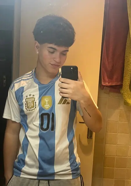 Pol de Mollet del Vallés, tengo 19 años, listo para conocer para relación sin ataduras