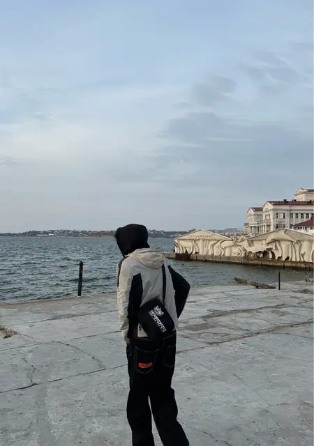 Александр из Донецка, мне 19, познакомлюсь без обязательств