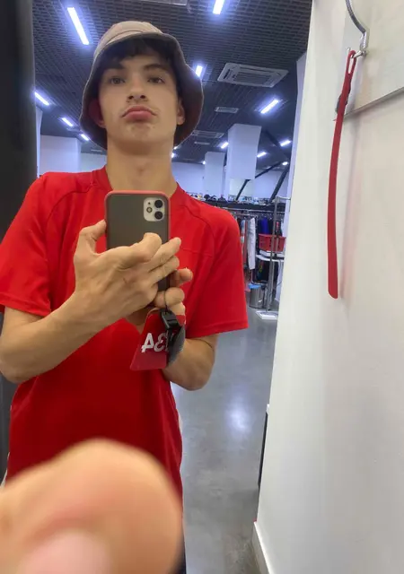 Я Максим, 21 років з Чернівців, шукаю знайомство для постійних стосунків