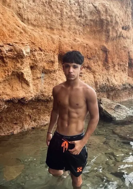 Я James, 18, из Патры, ищу знакомство для вирта