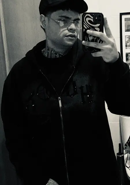 Soy Yxvngs, 22 años de Valencia, busco conocer gente para lío de una noche