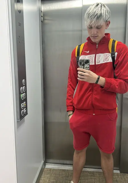 Soy Alejandro, 21 años de Cádiz, busco conocer gente para relación sin ataduras