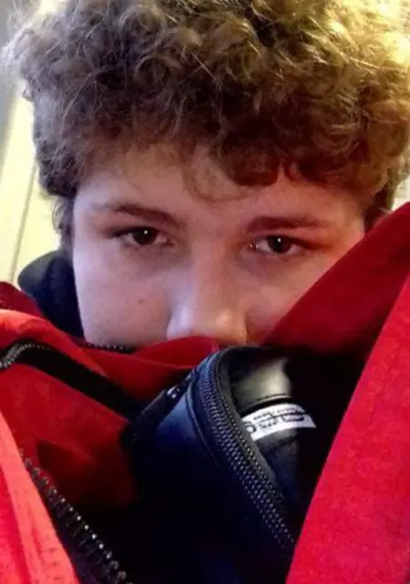 Я Витя, 19, из Парижа, ищу знакомства без обязательств