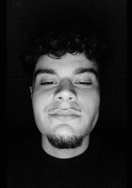 Soy César, 21 años, conociéndome para relación sin ataduras en Valencia