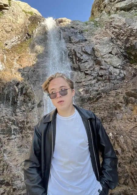 Ivan из Бишкека, мне 21, познакомлюсь без обязательств