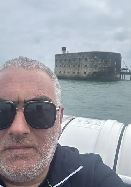 Robert из Парижа, мне 47, познакомлюсь для открытые отношения