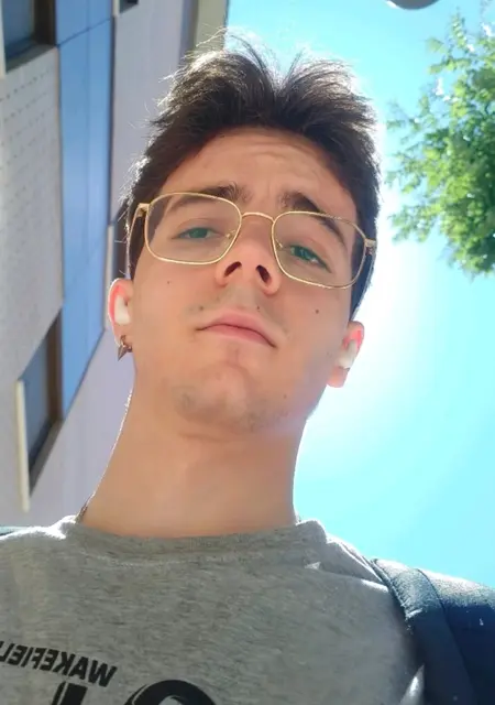 Soy Adan, 20 años, conociéndome para lío de una noche en Madrid
