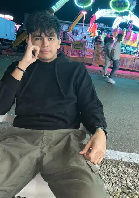 Soy Daniela, 22 años de Lleida, busco conocer gente para relación abierta