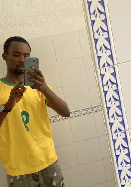 Soy Ndiouga, 19 años de Granada, busco conocer gente para relación a largo plazo