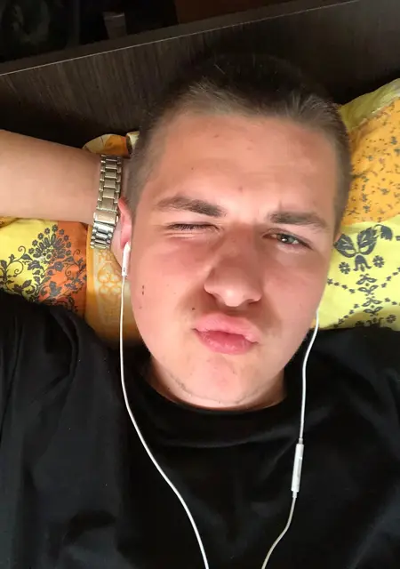 Я Евгений, 19, из Бобруйска, ищу знакомства без обязательств