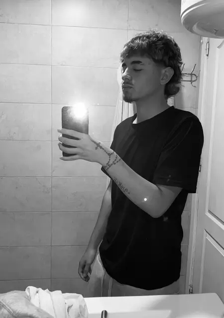Soy Alex, 18 años de San Vicente del Raspeig, busco conocer gente para chatear
