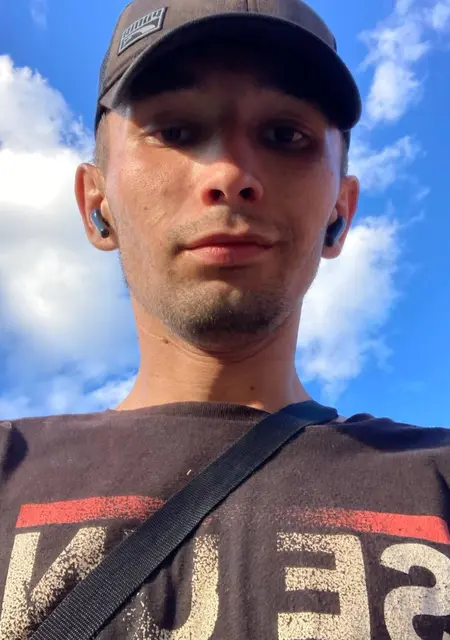 Евгений из Краснограда, мне 22, познакомлюсь на одну ночь