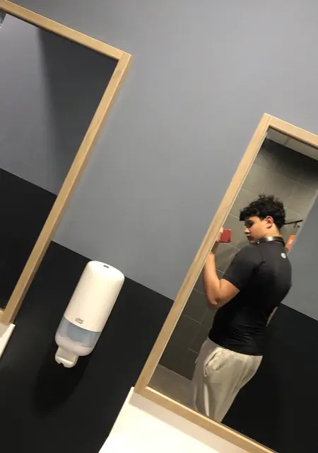 Soy Hottboy, 18 años de Puerto de Santa María, busco conocer gente para lío de una noche