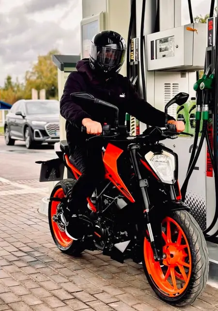 Я Bogdan, 19, из Черновцов, ищу знакомства без обязательств