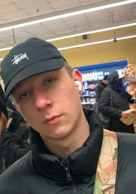 Я Саша, 19, из Кривого Рога, ищу знакомства без обязательств