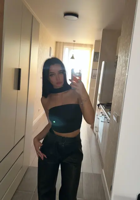 Я Лиза, 18, из Минска, ищу знакомства на одну ночь