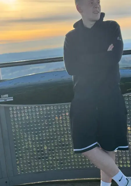 Я Маркіян, 18 років, знайомлюсь для постійних стосунків у Києві