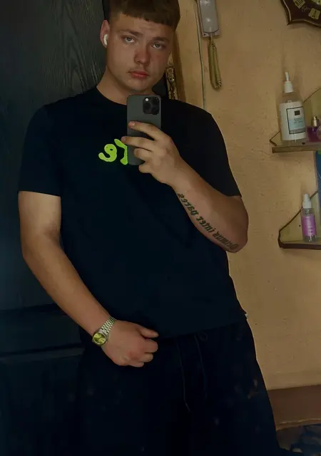 Я Андрей, 20, из Днепра, ищу знакомства на одну ночь