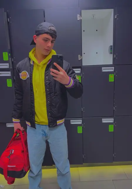 Я Milad, 20, из Франкфурта-на-майне, ищу знакомства на одну ночь