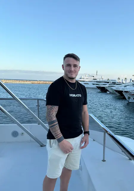 Soy Adrián, 28 años, conociéndome para chatear en Valencia