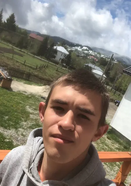 Я Юра, 20 років з Одеси, шукаю знайомства без зобов'язань