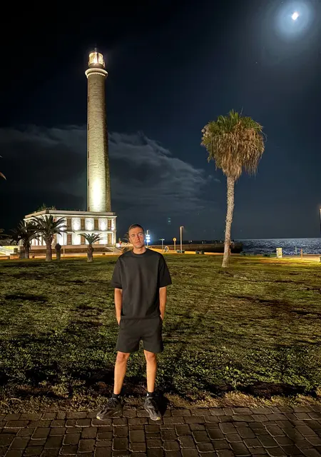 Soy Junior, 20 años de Barcelona, busco conocer gente para hacer nuevos amigos