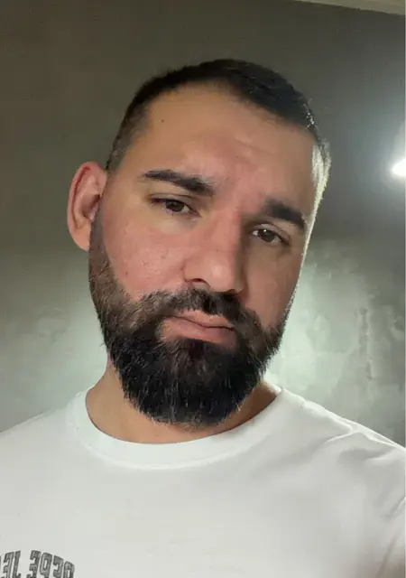 Soy Vicente, 29 años de Santa Pola, busco conocer gente para relación sin ataduras