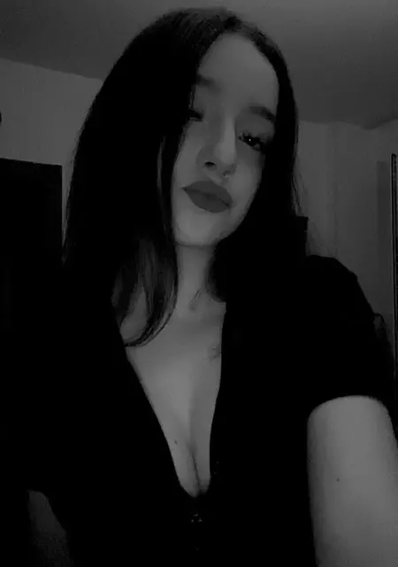 Soy Sofiya, 18 años de Madrid, busco conocer gente para chatear