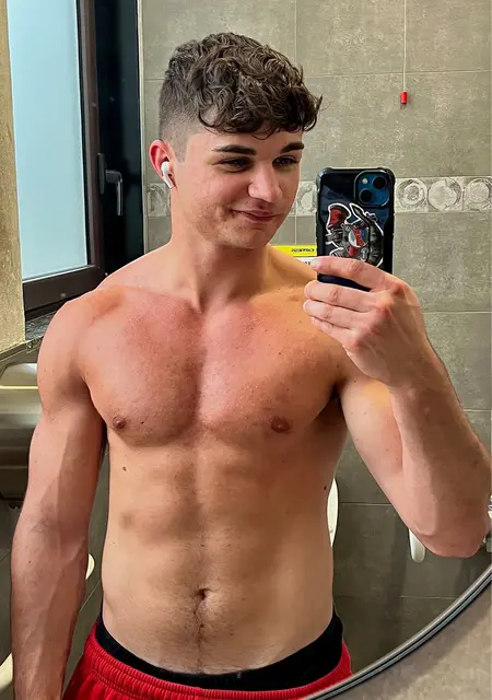 Я Abbronzatissimo, 21, из Милана, ищу знакомства без обязательств