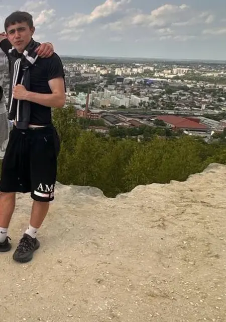 Я Олег, 19, из Львова, ищу знакомство для постоянных отношений