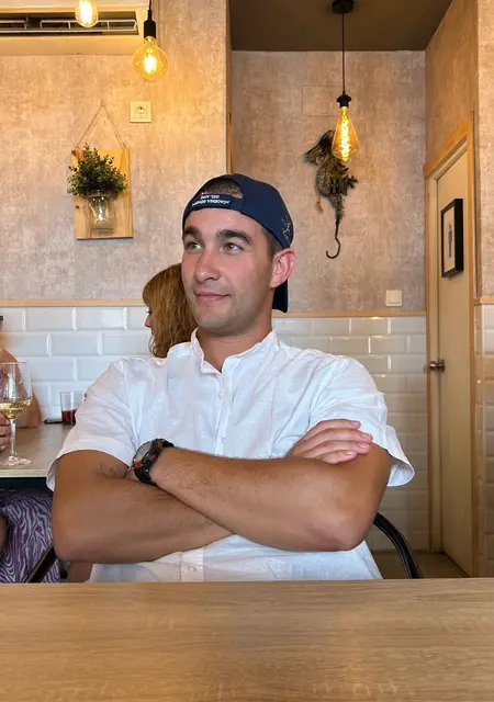 Soy Mike, 26 años de Pontevedra, busco conocer gente para lío de una noche