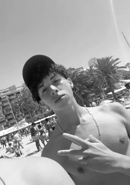 Soy Naem, 18 años de Novelda, busco conocer gente para lío de una noche