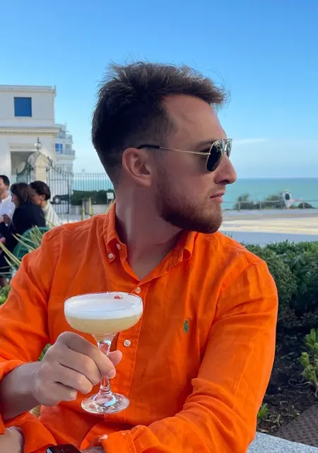 Soy Alexander, 28 años de Tarragona, busco conocer gente para relación sin ataduras