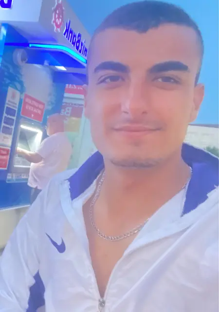 Enes из Измира, мне 20, познакомлюсь для постоянных отношений