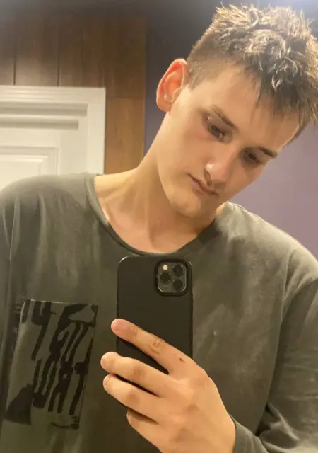 Я Влад, 21 років, знайомлюсь без зобов'язань у Чернівцях