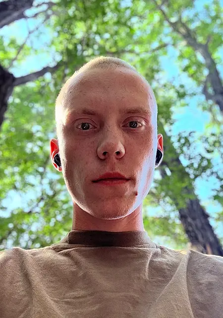 Я Денис Савинов, 19 років з Луганська, шукаю знайомства без зобов'язань