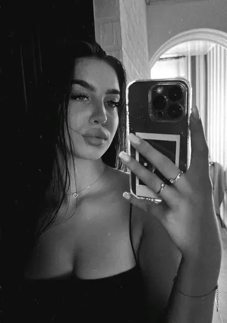 Я Диана, 18 років з Києва, шукаю знайомство для вірт