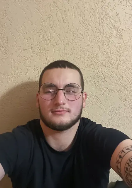 Виктор з Чернівців, мені 23 років, познайомлюсь для спілкування