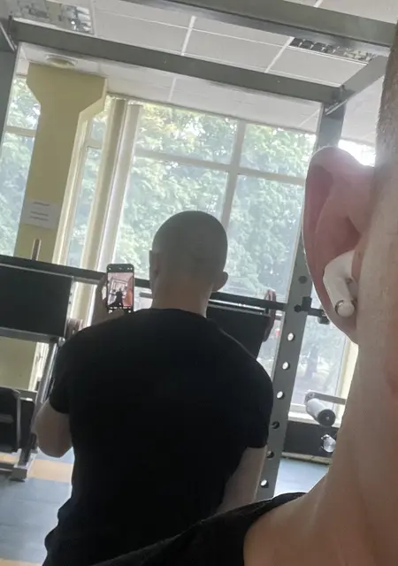 Я Влад, 20 років з Донецька, шукаю знайомства без зобов'язань