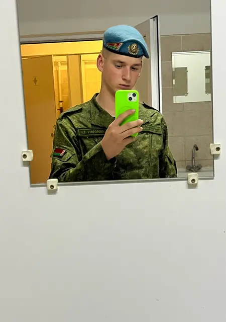 Я Евгений, 20, из Мозыря, ищу знакомства на одну ночь