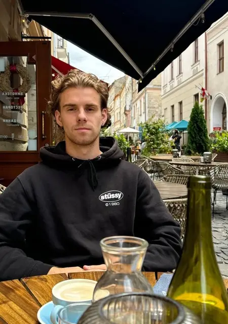 Я Илья, 21 років з Львова, шукаю знайомство для приємного проведення часу