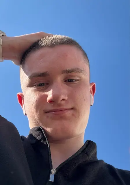 Рус з Донецька, мені 19 років, познайомлюсь на одну ніч