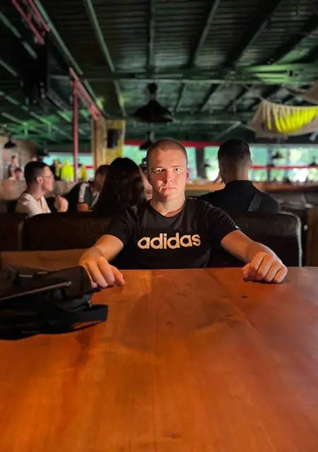 Артем з Кременчука, шукаю на сайті знайомства без зобов'язань