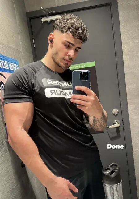 Samu из Крайовы, ищу на сайте знакомства на одну ночь