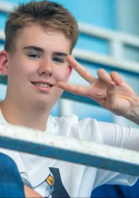 Я Тимур, 19 років з Харкова, шукаю знайомства без зобов'язань