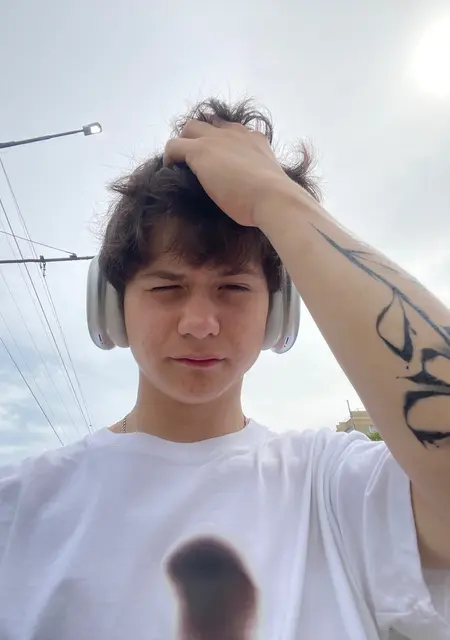 Я Андрей, 20, из Астаны, ищу знакомства на одну ночь