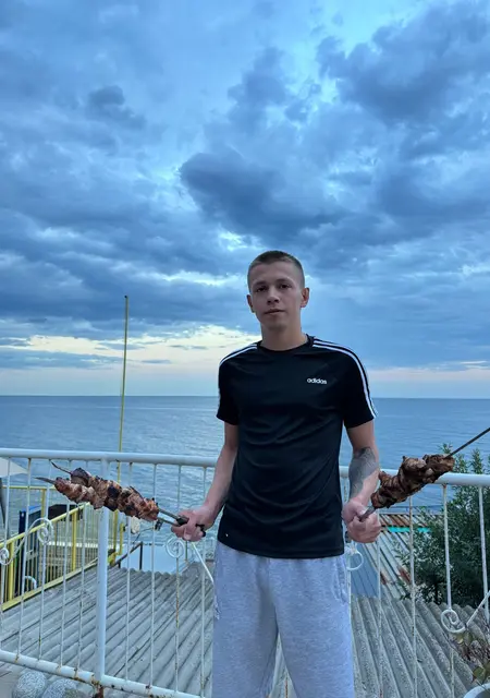 Я Влад, 25 років з Херсона, шукаю знайомства без зобов'язань