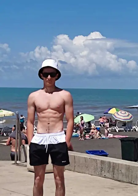 Я Самвел, 20, знакомлюсь для вирта в Ереване