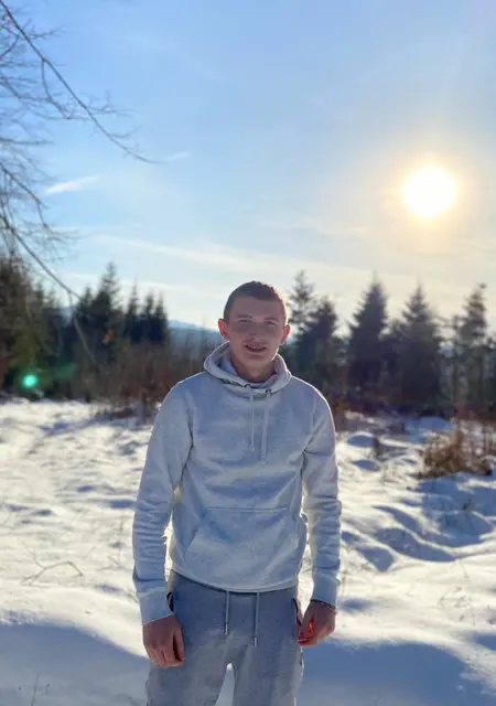 Я Петро, 23, из Сантена, ищу знакомства на одну ночь